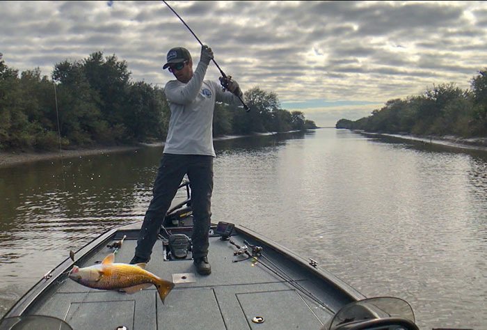 bass-boat-flipping-in-redfish