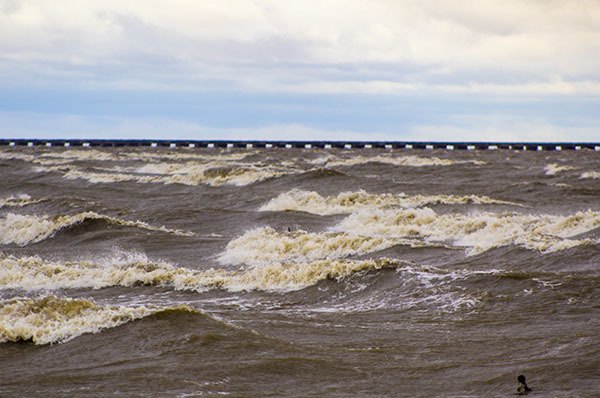 strong wind creates dirty water
